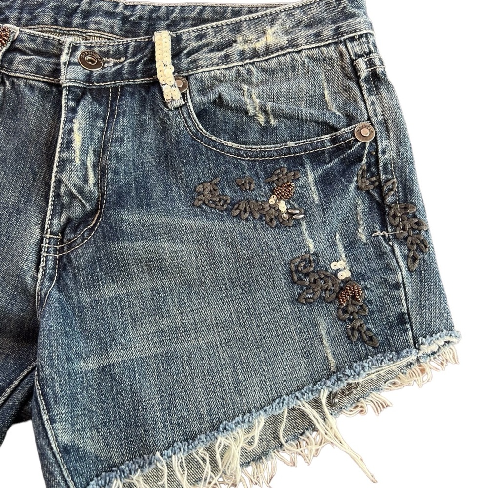 Off The Lip - Womens Embroidered/Beaded Jean Cut Off Shorts Sz. 29"W - Picture 3 of 8